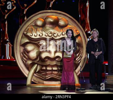 PECHINO, 23 aprile 2015 - l'attrice Wang Ji (L) e il regista Ki-duk Kim partecipano alla cerimonia di premiazione del premio Tiantan del quinto Festival internazionale del cinema di Pechino (BJIFF) a Pechino, capitale della Cina, 23 aprile 2015. ) (lfj) CHINA-BEIJING-FILM FESTIVAL-CLOSING (CN) LixFangyu PUBLICATIONxNOTxINxCHN Pechino 23 aprile 2015 l'attrice Wang ji l e il regista KI DUK Kim partecipano alla cerimonia di premiazione del premio Tiantan del Quinto Festival internazionale del cinema di Pechino capitale della Cina 23 aprile 2015 lfj China Beijing Film Festival CLOSING CN PUBLICATIONTxINxCHN Foto Stock