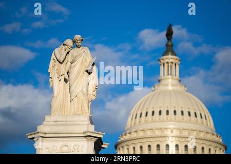 Peace Monument Washington DC // WASHINGTON DC — il Peace Monument, noto anche come Naval Monument, si trova all'incrocio tra Pennsylvania Avenue e First Street NW a Peace Circle vicino al Campidoglio degli Stati Uniti. Creato dallo scultore americano Franklin Simmons a Roma e eretto tra il 1877 e il 1878, il monumento in marmo di Carrara di 44 metri commemora le morti navali durante la guerra civile attraverso figure allegoriche tra cui il dolore, la storia, la Vittoria e la Pace. Originariamente concepito dall'ammiraglio David Dixon Porter nel 1865 come memoriale per gli ufficiali, i marinai e i marines della Marina degli Stati Uniti che fe Foto Stock