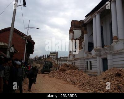 (150425) -- KATHMANDU, 25 aprile 2015 -- Un edificio crollato è visto dopo un terremoto in piazza Durbar a Kathmandu, capitale del Nepal, il 25 aprile 2015. Un terremoto di magnitudo 8,1 ha colpito il Nepal, alle 14:11 (ora di Pechino) (0622 GMT) sabato, China Earthquake Networks Center Said. ) NEPAL-TERREMOTO-DOPO ZhouxShengping PUBLICATIONxNOTxINxCHN Kathmandu aprile 25 2015 un edificio crollato È laghi dopo il terremoto in Piazza Durbar a Kathmandu capitale del Nepal aprile 25 2015 - 8 1 terremoto di magnitudo ha colpito il Nepal ALLE 2 11 PM ora di Pechino GMT sabato Cina terremoto reti Foto Stock