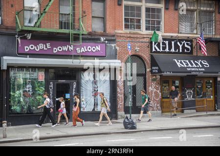 Due famosi bar lungo Avenue A nell'East Village, New York City. Foto Stock