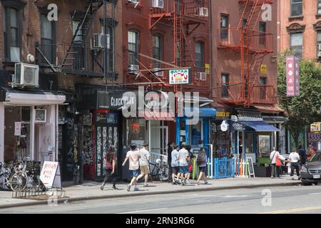 Vecchi e classici edifici di appartamenti con fuochi d'artificio sul fronte lungo Essex Street, sul Lower East Side, Manhattran, New York. Foto Stock