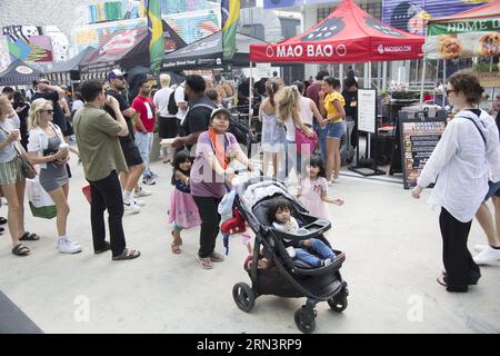 I newyorkesi e i turisti fuori dall'Oculus Center sulla plaza, con un grande gruppo di venditori di cibo che offrono una grande varietà di cucine. Foto Stock