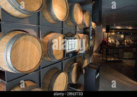 Museo marittimo della Danimarca botti di vino Helsingor Danimarca // HELSINGOR, Danimarca — il M/S Maritime Museum of Denmark, a Helsingor, accanto al castello di Kronborg, patrimonio dell'umanità dell'UNESCO, si concentra sul commercio, la navigazione e la navigazione danese dal 1400 ad oggi. Ha riaperto in una nuova struttura nel 2013 che è stata costruita in un ex bacino di carenaggio. Foto Stock