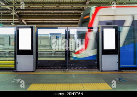 Cartelloni pubblicitari bianchi in una stazione della metropolitana o ferroviaria, pronti a trasmettere annunci pubblicitari accattivanti al pubblico dei pendolari. Foto Stock