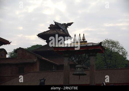 (150426) -- LALITPUR, 26 aprile 2015 -- foto scattata il 26 aprile 2015 mostra un tempio danneggiato dopo un terremoto nella piazza Durbar a Patan, Nepal. Il bilancio delle vittime di un potente terremoto che ha colpito il Nepal sabato è salito a 1, 896 di cui 723 nella capitale del Nepal Kathmandu, un alto funzionario del governo ha detto a Xinhua domenica mattina. ) NEPAL-TERREMOTO-DOPO PratapxThapa PUBLICATIONxNOTxINxCHN Lalitpur aprile 26 2015 la foto scattata IL 26 2015 aprile mostra un Tempio danneggiato dopo il terremoto nella Piazza Durbar a Patan Nepal il bilancio delle vittime di un potente terremoto che Foto Stock