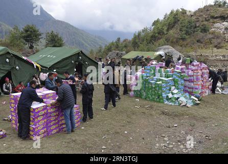 (150426) -- XIGAZE, 26 aprile 2015 -- i soccorritori distribuiscono beni di soccorso agli abitanti del villaggio nella contea di Gyirong a Xigaze, regione autonoma del Tibet del sud-ovest della Cina, 26 aprile 2015. Il bilancio delle vittime in Tibet è salito a 17 e il numero dei feriti è stato di 53, dopo un terremoto di magnitudo 8,1 che ha colpito il vicino Nepal sabato, le autorità locali hanno detto domenica. ) (Yxb) TERREMOTO CINA-TIBET-NEPAL (CN) LiuxDongjun PUBLICATIONxNOTxINxCHN Xigaze aprile 26 2015 salvataggio distribuire merci di soccorso agli abitanti del villaggio nella contea di Gyirong nella regione autonoma Tibet della Cina sud-occidentale aprile 26 2015 morte Foto Stock