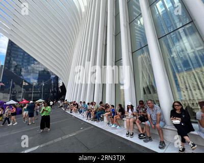 I newyorkesi e i turisti fuori dall'Oculus Center sulla plaza con edifici del centro come sfondo con un grande gruppo di venditori di cibo che offrono una varietà di cucine. Foto Stock