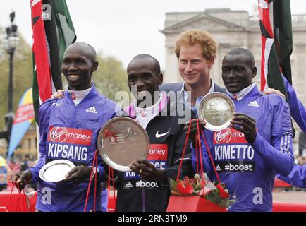 (150426) -- LONDRA, 26 aprile 2015 -- il principe Harry britannico posa per una foto con i vincitori della gara maschile Wilson Kipsang che è arrivato secondo (L), Eliud Kipchoge (C) che è arrivato primo, e Dennis Kimetto (R) che è arrivato terzo, alla 35a maratona di Londra, domenica 26 aprile 2015. Eliud Kipchoge del Kenya ha vinto la gara maschile con 2 ore 4 minuti e 42 secondi. ) (SP)UK-LONDON-MARATHON HanxYan PUBLICATIONxNOTxINxCHN Londra aprile 26 2015 Gran Bretagna Il principe Harry posa per una foto con i vincitori della gara maschile Wilson che è arrivato secondo l C che è arrivato primo e Dennis Kimetto r che è arrivato terzo AL 35° Foto Stock