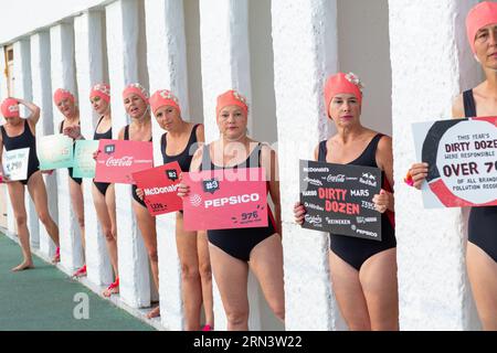 I surfisti contro le acque reflue (SAS) hanno esposto le «dozzine sporche» marche responsabili della maggior parte dell’inquinamento plastico del Regno Unito, Penzance, Cornovaglia, Regno Unito. Foto Stock