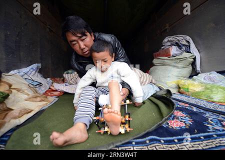 Dawa, un ragazzo tibetano di sette anni ferito nel terremoto, intraprende esercizi di riabilitazione con l'aiuto di suo padre nella contea di Jilung della città di Xigaze, nella regione autonoma del Tibet della Cina sud-occidentale, il 27 aprile 2015. Almeno 20 persone sono state confermate morte, 58 feriti e altre quattro dispersi in Tibet dopo il terremoto che ha colpito il vicino Nepal sabato. Circa 24.803 persone sono state trasferite nella città di Xigaze in Tibet. ) (mt) TERREMOTO CINA-TIBET-JILUNG-NEPAL (CN) ChenxTianhu PUBLICATIONxNOTxINxCHN Dawa un ragazzo tibetano di sette anni che quello che è rimasto ferito nel terremoto prende Foto Stock