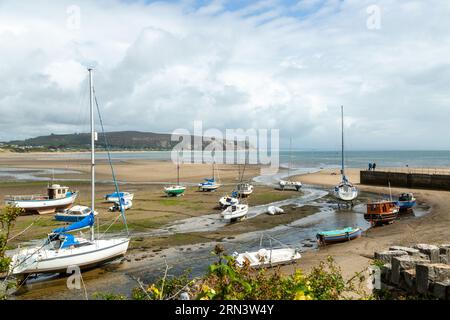 Abersoch Beach con la bassa marea, con il fiume Soch che scorre verso il mare. Foto Stock