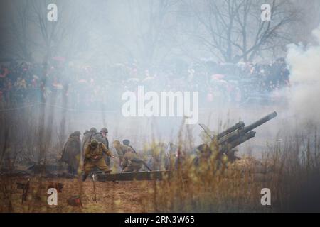 I membri di un club militare riproducono parti della battaglia di Berlino nel 1945 per celebrare il 70 ° anniversario della vittoria della seconda guerra mondiale a St. Pietroburgo, Russia, 26 aprile 2015. ) RUSSIA-ST. PIETROBURGO-70 ° ANNIVERSARIO-VITTORIA - II Guerra Mondiale LuxJinbo PUBLICATIONxNOTxINxCHN membri di un Club militare parti della Battaglia di Berlino nel 1945 per celebrare il 70 ° anniversario della Vittoria del mondo è stato II a San Pietroburgo Russia aprile 26 2015 Russia San Pietroburgo 70 ° anniversario Vittoria della seconda Guerra Mondiale PUBLICATIONxNOTxINxCHN Foto Stock