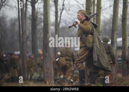 I membri di un club militare riproducono parti della battaglia di Berlino nel 1945 per celebrare il 70 ° anniversario della vittoria della seconda guerra mondiale a St. Pietroburgo, Russia, 26 aprile 2015. ) RUSSIA-ST. PIETROBURGO-70 ° ANNIVERSARIO-VITTORIA - II Guerra Mondiale LuxJinbo PUBLICATIONxNOTxINxCHN membri di un Club militare parti della Battaglia di Berlino nel 1945 per celebrare il 70 ° anniversario della Vittoria del mondo è stato II a San Pietroburgo Russia aprile 26 2015 Russia San Pietroburgo 70 ° anniversario Vittoria della seconda Guerra Mondiale PUBLICATIONxNOTxINxCHN Foto Stock