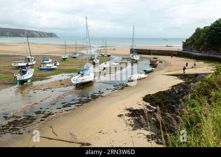 Abersoch Beach con la bassa marea, con il fiume Soch che scorre verso il mare. Foto Stock