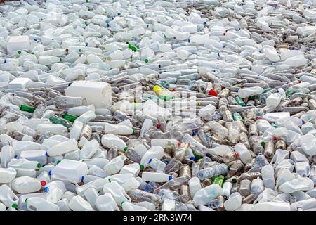 Rifiuti di plastica in galleggiamento sulla superficie dell'inquinamento idrico. Mare di rifiuti di plastica . Foto Stock