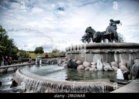 COPENAGHEN, Danimarca: La Fontana Gefion si trova all'ingresso della passeggiata di Langelinie. La grande scultura in bronzo raffigura la dea norrena Gefjon e i suoi quattro buoi, arando drammaticamente il mare in mezzo a getti d'acqua, illustrando la mitica creazione della Zelanda. Foto Stock