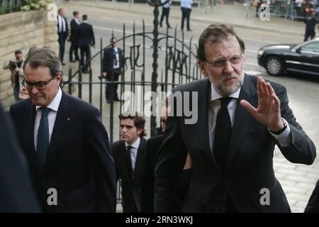 (150427) -- BARCELLONA, 27 aprile 2015 -- il primo ministro spagnolo Mariano Rajoy (R) arriva alla messa funebre tenutasi alla Sagrada Familia di Barcellona, Spagna, 27 aprile 2015. La Spagna lunedì ha tenuto una messa funebre nella città nordorientale di Barcellona in memoria delle 150 vittime che sono morte nell'incidente aereo Germanwings durante il viaggio da Barcellona a Dusseldorf il 24 marzo nelle Alpi francesi. SPAGNA-BARCELLONA-GERMANWINGS-VICTIMS-FUNERALE MASSA PauxBarrena PUBLICATIONxNOTxINxCHN Barcellona aprile 27 2015 il primo ministro spagnolo Mariano Rajoy r arriva ALLA messa funebre eroe ALLA Sagrada Familia Foto Stock