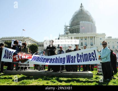 (150428) -- WASHINGTON D.C., 28 aprile 2015 -- dozzine di manifestanti si riuniscono di fronte a Capitol Hill mentre il primo ministro giapponese Shinzo Abe fa visita alla Casa Bianca a Washington D.C., capitale degli Stati Uniti, il 28 aprile 2015. Quasi 200 persone tenevano cartelli e gridavano slogan in una protesta contro la gestione da parte di Abe dei problemi di storia, chiedendo al leader giapponese di scusarsi inequivocabilmente per i crimini commessi in tempo di guerra del suo paese qui martedì. ) USA-WASHINGTON D.C.-GIAPPONE-ABE-PROTESTA BaoxDandan PUBLICATIONxNOTxINxCHN Washington D C aprile 28 2015 decine di manifestanti si riuniscono di fronte a Capitol Hil Foto Stock