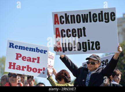 (150428) -- WASHINGTON D.C., 28 aprile 2015 -- i manifestanti tengono cartelli davanti a Capitol Hill mentre il primo ministro giapponese Shinzo Abe fa visita alla Casa Bianca a Washington D.C., capitale degli Stati Uniti, 28 aprile 2015. Quasi 200 persone tenevano cartelli e gridavano slogan in una protesta contro la gestione da parte di Abe dei problemi di storia, chiedendo al leader giapponese di scusarsi inequivocabilmente per i crimini commessi in tempo di guerra del suo paese qui martedì. ) USA-WASHINGTON D.C.-GIAPPONE-ABE-PROTESTA BaoxDandan PUBLICATIONxNOTxINxCHN Washington D C aprile 28 2015 i manifestanti tengono cartelli davanti a Capitol Hill come giapponesi Foto Stock