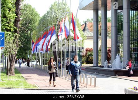 (150429) -- BANJA LUKA, 29 aprile 2015 -- le bandiere sono abbassate a mezz'asta a Banja Luka, Repubblica di Srpska, segnando il giorno del lutto dopo l'attacco terroristico a una stazione di polizia locale a Zvornik, Bosnia-Erzegovina, il 29 aprile 2015. Due persone sono state arrestate fino ad ora dopo un attacco avvenuto a Zvornik nell'entità della Repubblica di Srpska (RS) in Bosnia-Erzegovina (BiH), è stato riferito martedì. )(bxq) BOSNIA-ERZEGOVINA-BANJA LUKA-ATTACK-LOVERNING BorislavxZdrinja PUBLICATIONxNOTxINxCHN Banja Luka aprile 29 2015 le bandiere sono abbassate a mezz'asta nella Repubblica di Banja Luka Foto Stock