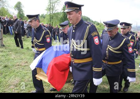 (150429) -- BANJA LUKA, 29 aprile 2015 -- persone prendono parte a un funerale del poliziotto ucciso in un attacco terroristico il 27 aprile a Zvornik, Bosnia-Erzegovina, il 29 aprile 2015. Un poliziotto è stato ucciso e altri due sono stati feriti in un attacco terroristico in una stazione di polizia locale lunedì sera nella città di Zvornik, a 120 km da Sarajevo, capitale della Bosnia ed Erzegovina. ) BOSNIA-ERZEGOVINA-ZVORNIK-ATTACCO TERRORISTICO-FUNERALE BorislavxZdrinja PUBLICATIONxNOTxINxCHN Banja Luka aprile 29 2015 celebrità prendono parte a un funerale del poliziotto che HA UCCISO in un Terrori Foto Stock