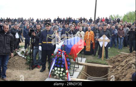 (150429) -- BANJA LUKA, 29 aprile 2015 -- persone prendono parte a un funerale del poliziotto ucciso in un attacco terroristico il 27 aprile a Zvornik, Bosnia-Erzegovina, il 29 aprile 2015. Un poliziotto è stato ucciso e altri due sono stati feriti in un attacco terroristico in una stazione di polizia locale lunedì sera nella città di Zvornik, a 120 km da Sarajevo, capitale della Bosnia ed Erzegovina. ) BOSNIA-ERZEGOVINA-ZVORNIK-ATTACCO TERRORISTICO-FUNERALE BorislavxZdrinja PUBLICATIONxNOTxINxCHN Banja Luka aprile 29 2015 celebrità prendono parte a un funerale del poliziotto che HA UCCISO in un Terrori Foto Stock