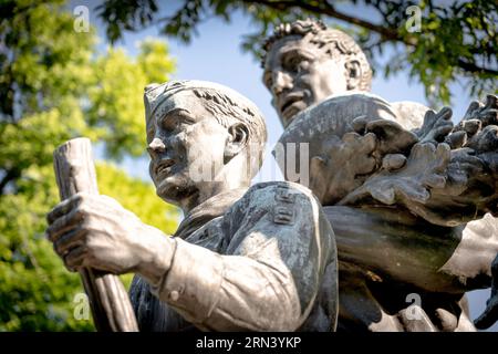 Boy Scout Memorial Central Figure Washington DC // WASHINGTON DC - dettaglio ravvicinato della figura centrale del Boy Scout al Boy Scout Memorial nel President's Park. La figura di bronzo rappresenta i giovani dello scautismo, simboleggiando Cub Scouts, Boy Scouts e Explorers che si muovono nel futuro. Creata dallo scultore Donald De Lue, questa figura si trova al centro del gruppo commemorativo a tre figure dedicato nel 1964. Foto Stock