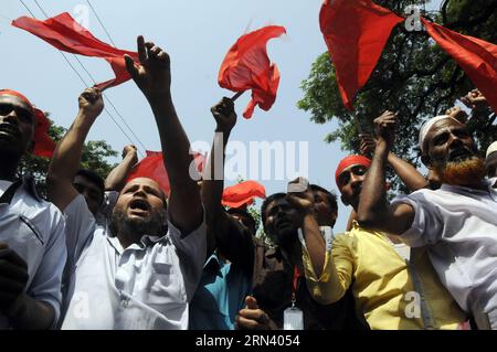 (150501) -- DACCA, 1° maggio 2015 -- i lavoratori dell'abbigliamento del Bangladesh gridano slogan durante una marcia che segna la giornata internazionale del lavoro a Dacca, Bangladesh, 1° maggio 2015. ) BANGLADESH-DHAKA-GIORNATA INTERNAZIONALE DEL LAVORO-MARZO SharifulxIslam PUBLICATIONxNOTxINxCHN Dhaka 1 maggio 2015 Bangladesh Garment Workers Shout slogan durante una marcia che segna la giornata internazionale del laboratorio a Dacca Bangladesh 1 maggio 2015 Bangladesh Dhaka International Laboratory Day March SharifulxIslam PUBLICATIONxNOTxINxCHN Foto Stock