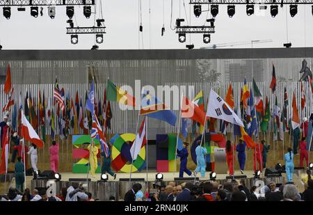 (150501) -- MILANO, 1° maggio 2015 -- i volontari portano bandiere di paesi e organizzazioni sul palco principale della cerimonia di apertura dell'Expo Milano 2015 a Milano, Italia, 1° maggio 2015. L'Expo Milano 2015 ha preso il via venerdì con l'obiettivo di dare una risposta concreta all'esigenza vitale dell'umanità di garantire cibo abbastanza sano per tutti nel rispetto della natura. ITALIA-MILANO-EXPO-INAUGURAZIONE YexPingfan PUBLICATIONxNOTxINxCHN Milano 1 maggio 2015 i volontari portano le bandiere dei Paesi e delle organizzazioni sul palco principale DELLA cerimonia di apertura dell'EXPO Milano 2015 a Milano Italia 1 maggio 2015 l'EXPO Milano Foto Stock