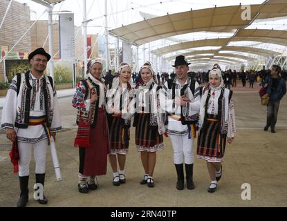 (150501) -- MILANO, 1° maggio 2015 -- foto scattata il 1° maggio 2015 mostra artisti rumeni vestiti con costumi tradizionali all'Expo 2015 di Milano, Italia. L'Expo di Milano durerà fino a ottobre 31 e si prevede che attirerà oltre 20 milioni di visitatori). ITALY-MILAN-EXPO YexPingfan PUBLICATIONxNOTxINxCHN Milano 1 maggio 2015 la foto scattata IL 1 maggio 2015 mostra artisti rumeni vestiti con costumi tradizionali ALL'EXPO 2015 di Milano l'EXPO di Milano durerà fino a ottobre 31 e SI prevede che attirerà oltre 20 milioni di visitatori Italia Milano EXPO YexPingfan PUBLICATIONxNOTxINxCHN Foto Stock