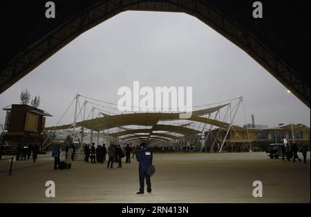 (150501) -- MILANO, 1° maggio 2015 -- Un uomo si trova all'ingresso del centro media all'Expo Milano 2015 a Milano, Italia, 1° maggio 2015. L'Expo di Milano durerà fino a ottobre 31 e si prevede che attirerà oltre 20 milioni di visitatori). ITALIA-MILANO-EXPO YexPingfan PUBLICATIONxNOTxINxCHN Milano 1 maggio 2015 un uomo si trova ALL'ingresso del Media Center ALL'EXPO Milano 2015 di Milano Italia 1 maggio 2015 l'EXPO di Milano si svolgerà fino al 31 ottobre e dovrebbe attrarre oltre 20 milioni di visitatori Italia Milano EXPO YexPingfan PUBLICATIONxNOTxINxCHN Foto Stock