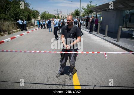 (150504) - GERUSALEMME, 4 maggio 2015 - un ufficiale di polizia israeliano è di guardia sulla scena di un tentativo di accoltellamento a Gerusalemme, il 4 maggio 2015. Le guardie di sicurezza israeliane hanno sparato e ferito un uomo palestinese che avrebbe tentato di pugnalare persone a Gerusalemme lunedì, ha confermato un portavoce della polizia. MIDEAST-JERUSALEM-STABBING-TRY-THWARTING JINI PUBLICATIONxNOTxINxCHN Gerusalemme 4 maggio 2015 a un ufficiale di polizia israeliano sta di guardia SULLA scena di un tentato pugnalato a Gerusalemme IL 4 maggio 2015 le guardie di sicurezza israeliane hanno sparato e ferito un uomo PALESTINESE che presumibilmente ha cercato di far entrare in servizio celebrità Foto Stock