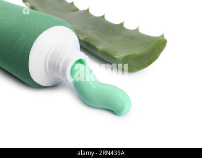 Aprire il tubo del dentifricio e della foglia di aloe vera su sfondo bianco Foto Stock