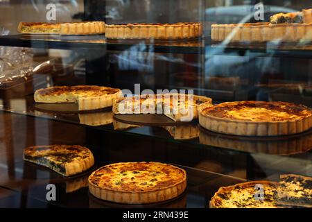 Diverse deliziose quiche al bancone nella panetteria Foto Stock