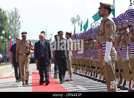 (150505) -- SRINAGAR, 5 maggio 2015 -- il primo ministro del Kashmir Mufti Mohammad Sayeed, controllato dagli indiani, ispeziona una guardia d'onore durante una cerimonia di riapertura del segretariato civile a Srinagar, capitale estiva del Kashmir controllato dagli indiani, 5 maggio 2015. Il martedì del governo ha aperto il Segretariato civile in mezzo a una stretta sicurezza nella città di Srinagar, segnando l'inizio del trasferimento della capitale. Il Kashmir controllato dagli indiani ha due capitali: Srinagar e Jammu. KASHMIR-SRINAGAR-SPOSTAMENTO DEL CAPITALE JavedxDar PUBLICATIONxNOTxINxCHN Srinagar 5 maggio 2015 Ministero capo Foto Stock