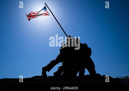 ARLINGTON, va, Stati Uniti - l'Iwo Jima Memorial, noto anche come Marine Corps War Memorial, si erge come un potente tributo al valore dei Marines statunitensi durante la seconda guerra mondiale Foto Stock