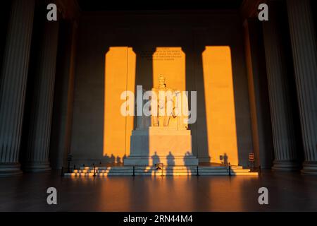 WASHINGTON DC, Stati Uniti - il Lincoln Memorial, dedicato ad Abraham Lincoln, il sedicesimo presidente degli Stati Uniti, si erge come un punto di riferimento iconico sul National Mall. Simboleggia l'impegno della nazione per l'unità e l'uguaglianza, con la figura di Lincoln che presiede il Reflecting Pool e le iscrizioni dei suoi famosi discorsi incise sulle sue pareti. Foto Stock