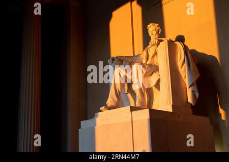 WASHINGTON DC, Stati Uniti - il Lincoln Memorial, dedicato ad Abraham Lincoln, il sedicesimo presidente degli Stati Uniti, si erge come un punto di riferimento iconico sul National Mall. Simboleggia l'impegno della nazione per l'unità e l'uguaglianza, con la figura di Lincoln che presiede il Reflecting Pool e le iscrizioni dei suoi famosi discorsi incise sulle sue pareti. Foto Stock