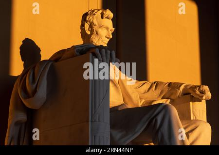 WASHINGTON DC, Stati Uniti - il Lincoln Memorial, dedicato ad Abraham Lincoln, il sedicesimo presidente degli Stati Uniti, si erge come un punto di riferimento iconico sul National Mall. Simboleggia l'impegno della nazione per l'unità e l'uguaglianza, con la figura di Lincoln che presiede il Reflecting Pool e le iscrizioni dei suoi famosi discorsi incise sulle sue pareti. Foto Stock