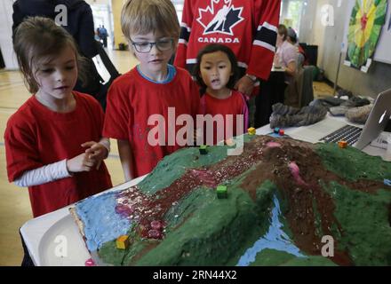 (150507) -- VANCOUVER (CANADA), 6 maggio 2015 -- i bambini guardano la dimostrazione dell'eruzione vulcanica alla fiera della comunità della settimana mineraria della British Columbia a Vancouver, Canada, 6 maggio 2015. ) CANADA-VANCOUVER-MINING-FAIR Liangxsen PUBLICATIONxNOTxINxCHN Vancouver Canada 6 maggio 2015 bambini Guarda la dimostrazione dell'eruzione vulcanica ALLA BC Mining Week Community Fair a Vancouver Canada 6 maggio 2015 Canada Vancouver Mining Fair LiangxSen PUBLICATIONxNOTxINxCHN Foto Stock