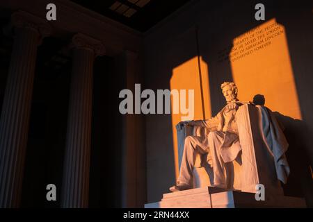 WASHINGTON DC, Stati Uniti - il Lincoln Memorial, dedicato ad Abraham Lincoln, il sedicesimo presidente degli Stati Uniti, si erge come un punto di riferimento iconico sul National Mall. Simboleggia l'impegno della nazione per l'unità e l'uguaglianza, con la figura di Lincoln che presiede il Reflecting Pool e le iscrizioni dei suoi famosi discorsi incise sulle sue pareti. Foto Stock