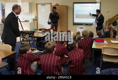 (150507) -- LAUNCESTON, 7 maggio 2015 -- studenti dello Scotch Oakburn College guardano un powerpoint di consigli di viaggio cinesi a Launceston, Australia, 7 maggio 2015. Un gruppo di studenti delle scuole elementari della Tasmania ha ricevuto un invito formale a visitare la Cina dal presidente Xi Jinping, dopo che gli hanno scritto chiedendo al leader di visitare la Tasmania lo scorso anno. ) AUSTRALIA-LAUNCESTON-CHINA-STUDENTS-INVITATION BaixXue PUBLICATIONxNOTxINxCHN Launceston 7 maggio 2015 studenti dello Scotch College Guarda un PowerPoint di consigli di viaggio cinesi a Launceston Australia 7 maggio 2015 un gruppo di studenti universitari della Tasmania Foto Stock