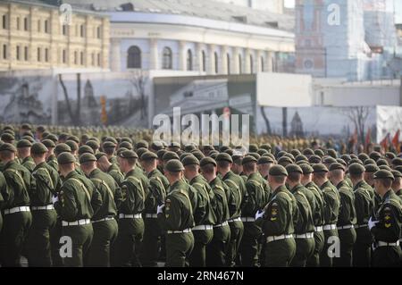 (150509) -- MOSCA, 9 maggio 2015 -- i soldati aspettano prima di una parata militare che segna il 70° anniversario della vittoria sulla Germania nazista nella grande guerra Patriottica, alla Piazza Rossa di Mosca, in Russia, 9 maggio 2015. ) (Yxb) RUSSIA-MOSCA-GIORNO DELLA VITTORIA PARATA JiaxYuchen PUBLICATIONxNOTxINxCHN Mosca 9 maggio 2015 soldati aspettano prima di una parata militare che segna il 70 ° anniversario della vittoria sulla Germania nazista nel grande Patriottico era ALLA Piazza Rossa a Mosca Russia 9 maggio 2015 yxb Russia Mosca Parata del giorno della vittoria JiaxYuchen PUBLICATIONxNOTxINxCHN Foto Stock