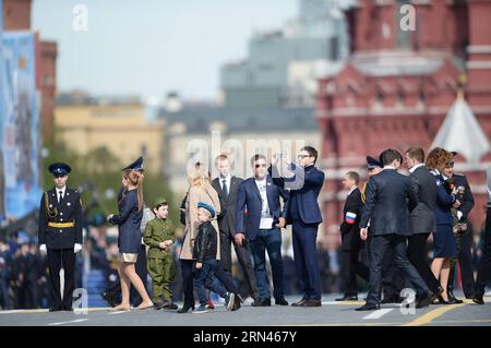 (150509) -- MOSCA, 9 maggio 2015 -- gli spettatori arrivano alla Piazza Rossa prima di una parata militare che segna il 70° anniversario della vittoria nella grande Guerra Patriottica, a Mosca, in Russia, 9 maggio 2015. ) (Yxb) RUSSIA-MOSCA-GIORNO DELLA VITTORIA PARATA JiaxYuchen PUBLICATIONxNOTxINxCHN Mosca 9 maggio 2015 spettatori arrivano ALLA Piazza Rossa prima di una parata militare che segna il 70 ° anniversario della vittoria nel grande Patriottico è stato a Mosca Russia 9 maggio 2015 yxb Russia Mosca Parata del giorno della vittoria JiaxYuchen PUBLICATIONxNOTxINxCHN Foto Stock