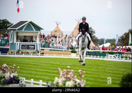 Stamford, Regno Unito. 31 agosto 2023. Oliver Townend in sella a Swallow Springs in rappresentanza della Gran Bretagna durante la fase Dressage il giorno 1 del Defender Burghley Horse Trials del 2023 tenutosi nei terreni di Burghley House a Stamford, Lincolnshire, Inghilterra, Regno Unito. Crediti: Jonathan Clarke/Alamy Live News Foto Stock