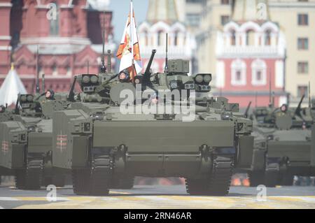 (150509) -- MOSCA, 9 maggio 2015 -- BMP Kurganets-25 piattaforme tracciate sono viste durante la parata militare che segna il 70° anniversario della vittoria nella grande Guerra Patriottica, a Mosca, Russia, 9 maggio 2015. ) RUSSIA-MOSCA-GIORNO DELLA VITTORIA PARATA JiaxYuchen PUBLICATIONxNOTxINxCHN Mosca 9 maggio 2015 bmp 25 piattaforme cingolate sono laghi durante la parata militare che segna il 70 ° anniversario della vittoria nel grande Patriottico è stato a Mosca Russia 9 maggio 2015 Russia Mosca Parata del giorno della vittoria JiaxYuchen PUBLICATIONxNOTxINxCHN Foto Stock