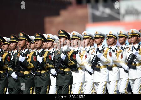 (150509) -- MOSCA, 09 maggio 2015 -- la guardia d'onore dei tre servizi dell'Esercito Popolare Cinese di Liberazione (PLA) partecipa alla parata militare che segna il 70° anniversario della vittoria nella grande Guerra Patriottica, a Mosca, in Russia, 9 maggio 2015. ) (wf) (FOCUS)RUSSIA-MOSCA-GIORNO DELLA VITTORIA PARADE-CINA-PLA-GUARDIA D'ONORE JiaxYuchen PUBLICATIONxNOTxINxCHN Mosca 09 maggio 2015 la Guardia D'ONORE dei tre servizi dell'Esercito di liberazione delle celebrità cinesi PLA partecipa alla parata militare che segna il 70° anniversario della vittoria nel grande Patriottico è stata a Mosca Russia 9 maggio Foto Stock