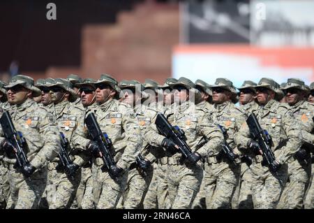 (150509) -- MOSCA, 9 maggio 2015 -- i soldati dell'Azerbaigian partecipano alla parata militare che segna il 70° anniversario della vittoria nella grande guerra Patriottica, a Mosca, in Russia, 9 maggio 2015. ) (Yxb) RUSSIA-MOSCA-GIORNO DELLA VITTORIA PARATA JiaxYuchen PUBLICATIONxNOTxINxCHN Mosca 9 maggio 2015 soldati dell'Azerbaigian prendono parte alla parata militare che segna il 70 ° anniversario della vittoria nel grande Patriottico è stato a Mosca Russia 9 maggio 2015 yxb Russia Mosca Parata del giorno della vittoria JiaxYuchen PUBLICATIONxTxINxCHN Foto Stock