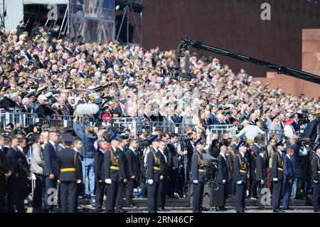 (150509) -- MOSCA, 9 maggio 2015 -- gli spettatori rendono omaggio silenzioso ai martiri durante la sfilata militare che segna il 70° anniversario della vittoria nella grande Guerra Patriottica, a Mosca, in Russia, 9 maggio 2015. ) RUSSIA-MOSCA-GIORNO DELLA VITTORIA PARATA JiaxYuchen PUBLICATIONxNOTxINxCHN Mosca 9 maggio 2015 gli spettatori pagano un tributo silenzioso ai martiri durante la parata militare che segna il 70 ° anniversario della vittoria nel grande Patriottico è stato a Mosca Russia 9 maggio 2015 Russia Mosca Parata del giorno della vittoria JiaxYuchen PUBLICATIONxNOTxINxCHN Foto Stock