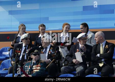 (150509) -- MOSCA, 9 maggio 2015 -- gli spettatori arrivano alla Piazza Rossa prima di una parata militare che segna il 70° anniversario della vittoria nella grande Guerra Patriottica, a Mosca, in Russia, 9 maggio 2015. ) (Yxb) RUSSIA-MOSCA-GIORNO DELLA VITTORIA PARATA JuxPeng PUBLICATIONxNOTxINxCHN Mosca 9 maggio 2015 spettatori arrivano ALLA Piazza Rossa prima di una parata militare che segna il 70 ° anniversario della vittoria nel grande Patriottico è stato a Mosca Russia 9 maggio 2015 yxb Russia Mosca Parata del giorno della Vittoria JuxPeng PUBLICATIONxNOTxINxCHN Foto Stock